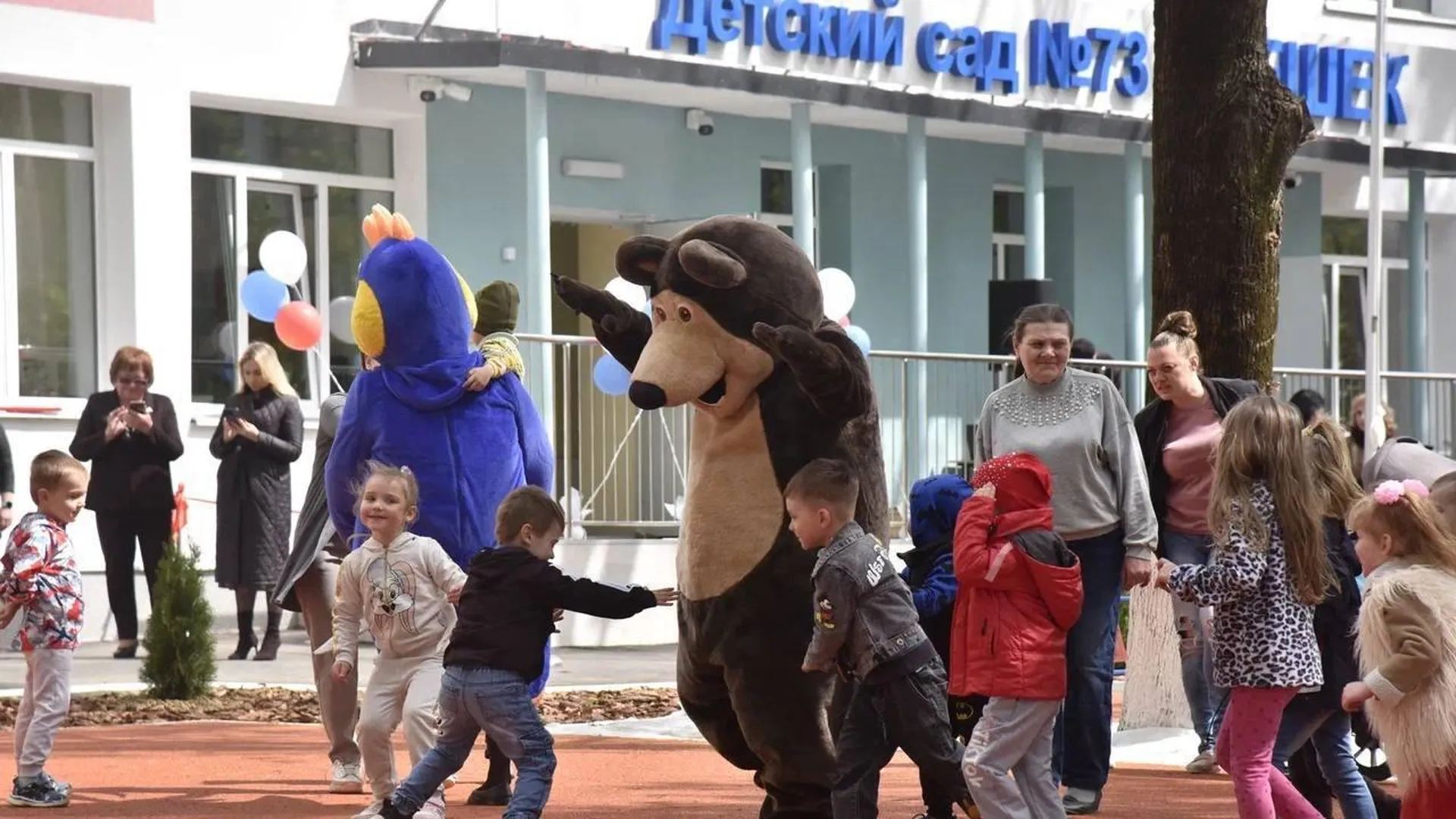 В Мариуполе открыли детсад «Орешек», восстановленный строителями из Подмосковья