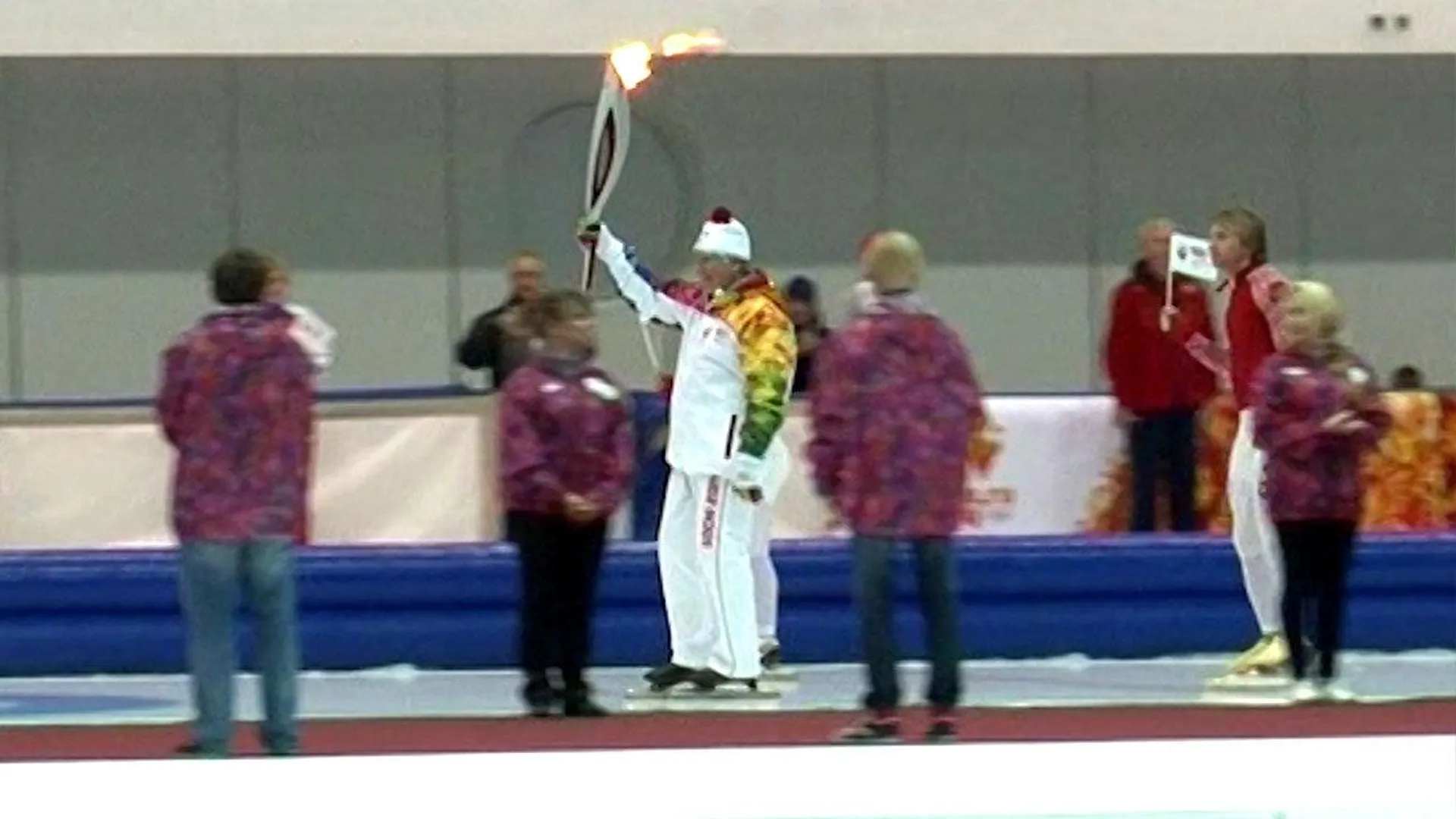 Летчик-космонавт Тюрин пробежал с факелом олимпийского огня в Коломне