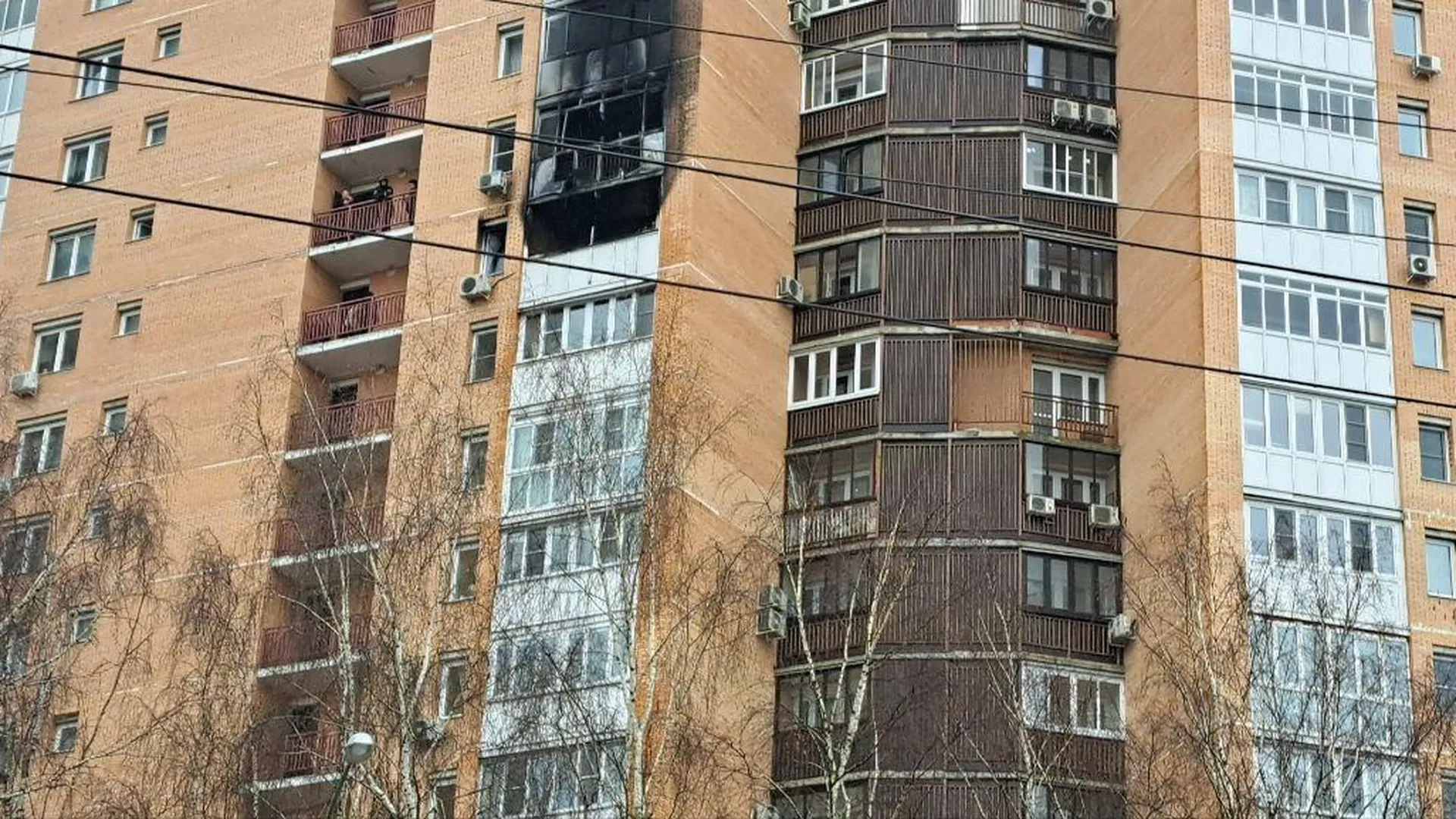 Крупный пожар произошел в Подольске в доме 17 на улице Ленинградская