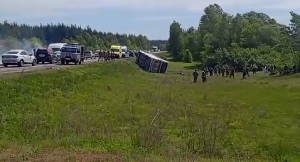Человек погиб в столкновении автобуса с военнослужащими и машины под Воронежем