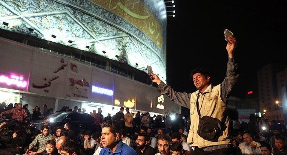 На площади столицы Ирана собрались молящиеся о здоровье Раиси