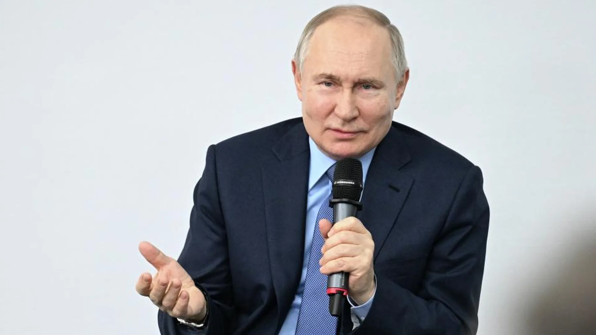 Путин: острая реакция Макрона в адрес РФ может быть связана с Африкой