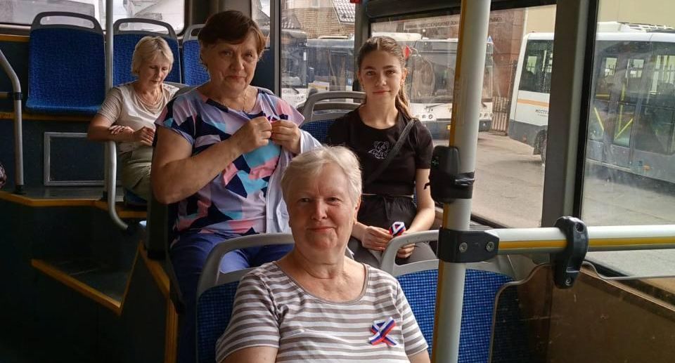 В День России Мострансавто дарит пассажирам ленты с триколором