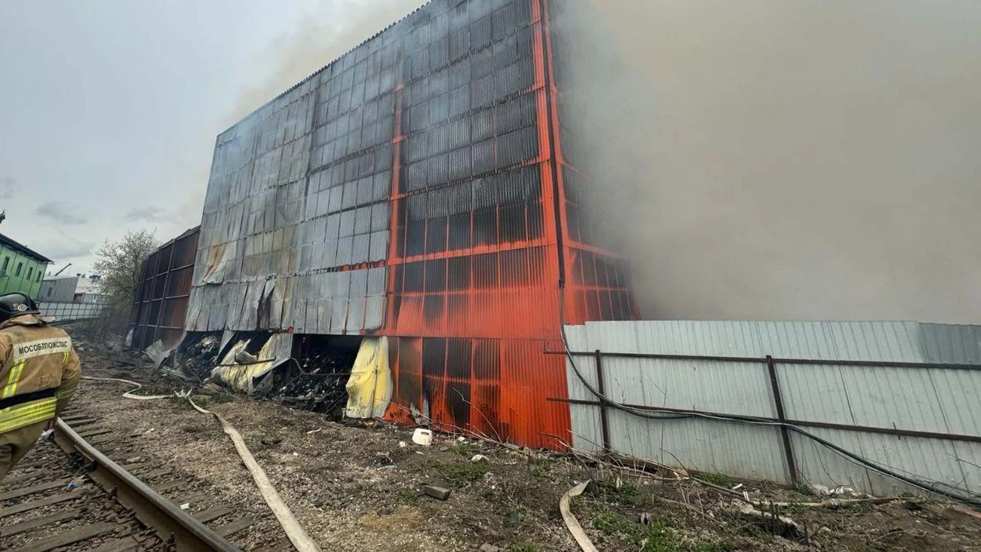 Опубликовано фото и видео пожара на мусороперерабатывающем заводе в Видном