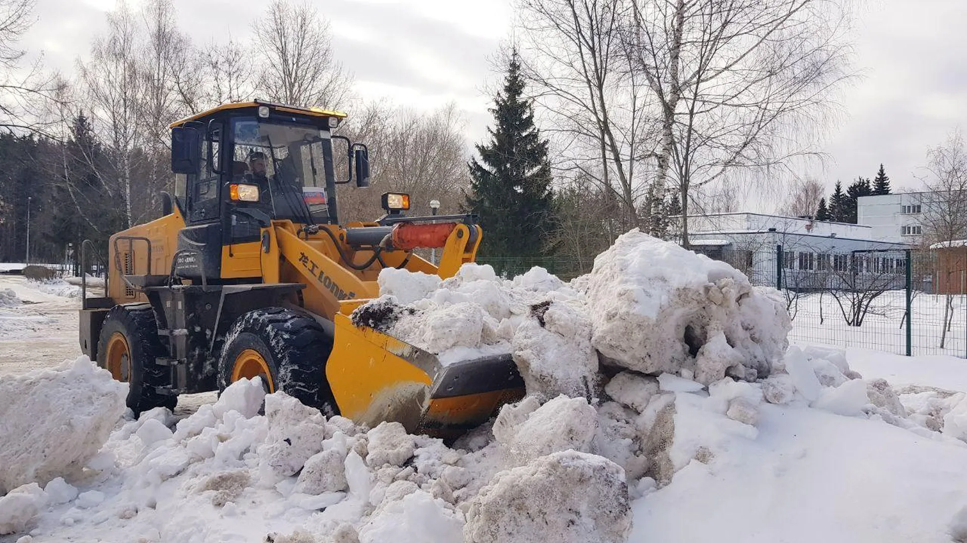 Около 3 тыс кубометров снега вывезли за неделю из парков Подмосковья