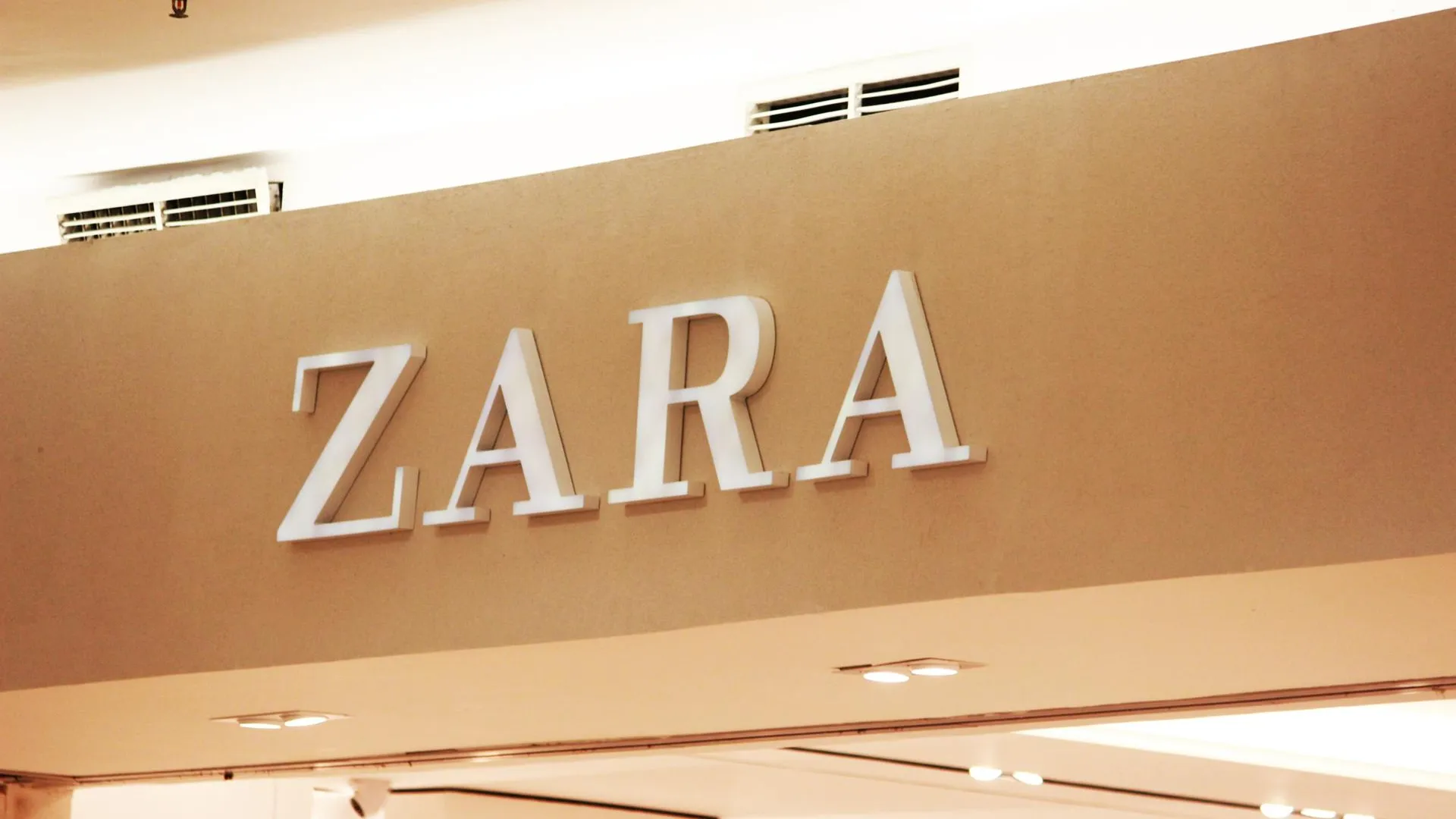 Помещение ушедшей Zara в центре Петербурга продают за 700 млн рублей