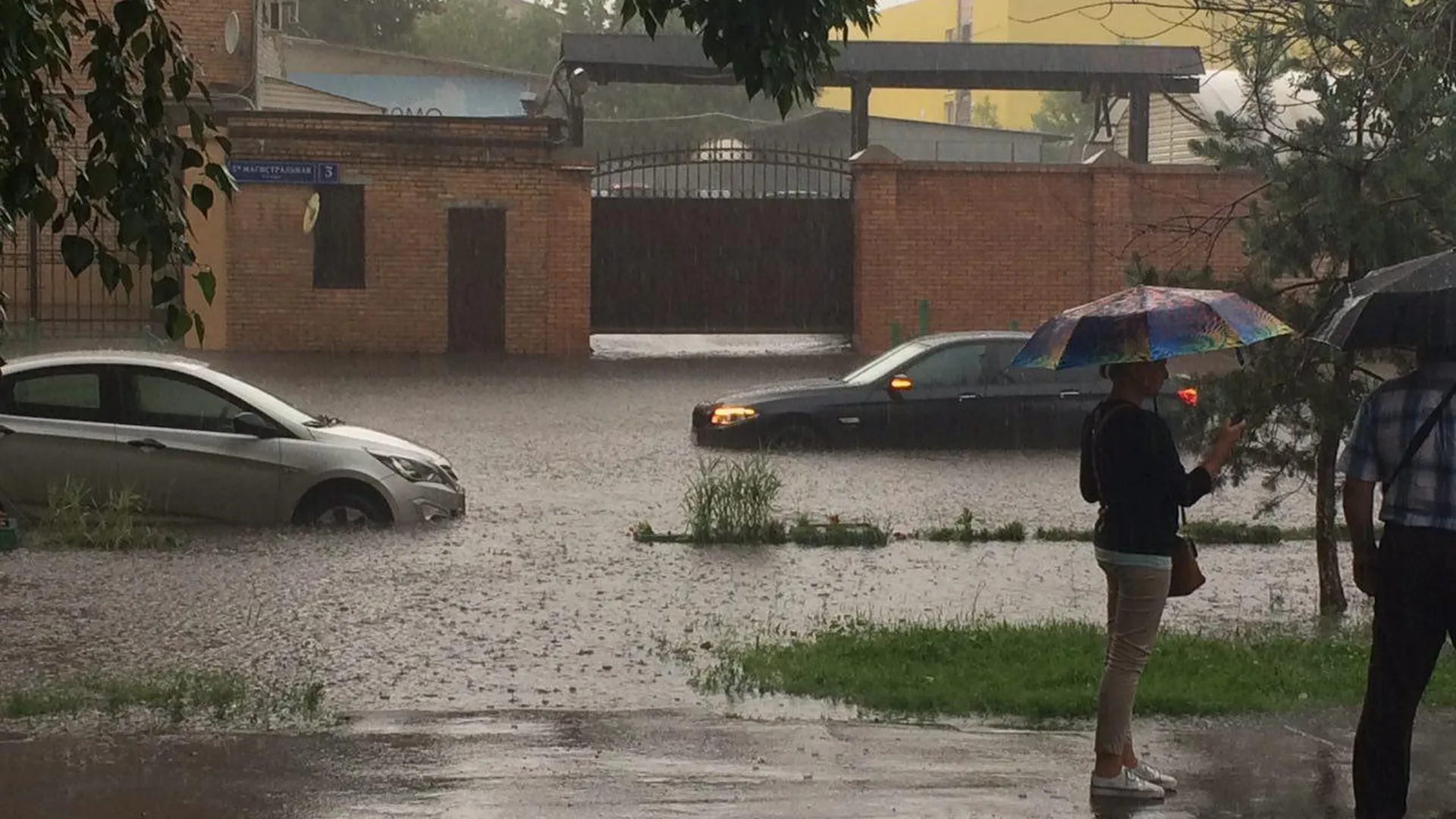 Что делать, если автомобиль утонул во время ливня | РИАМО | РИАМО