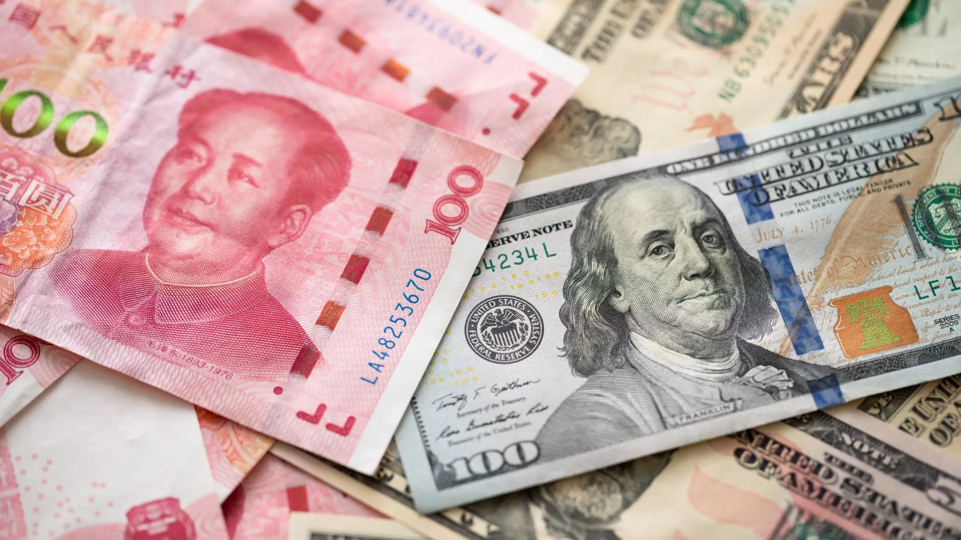 Экономист Ордов: курс юаня к доллару продолжит падать в 2024 году