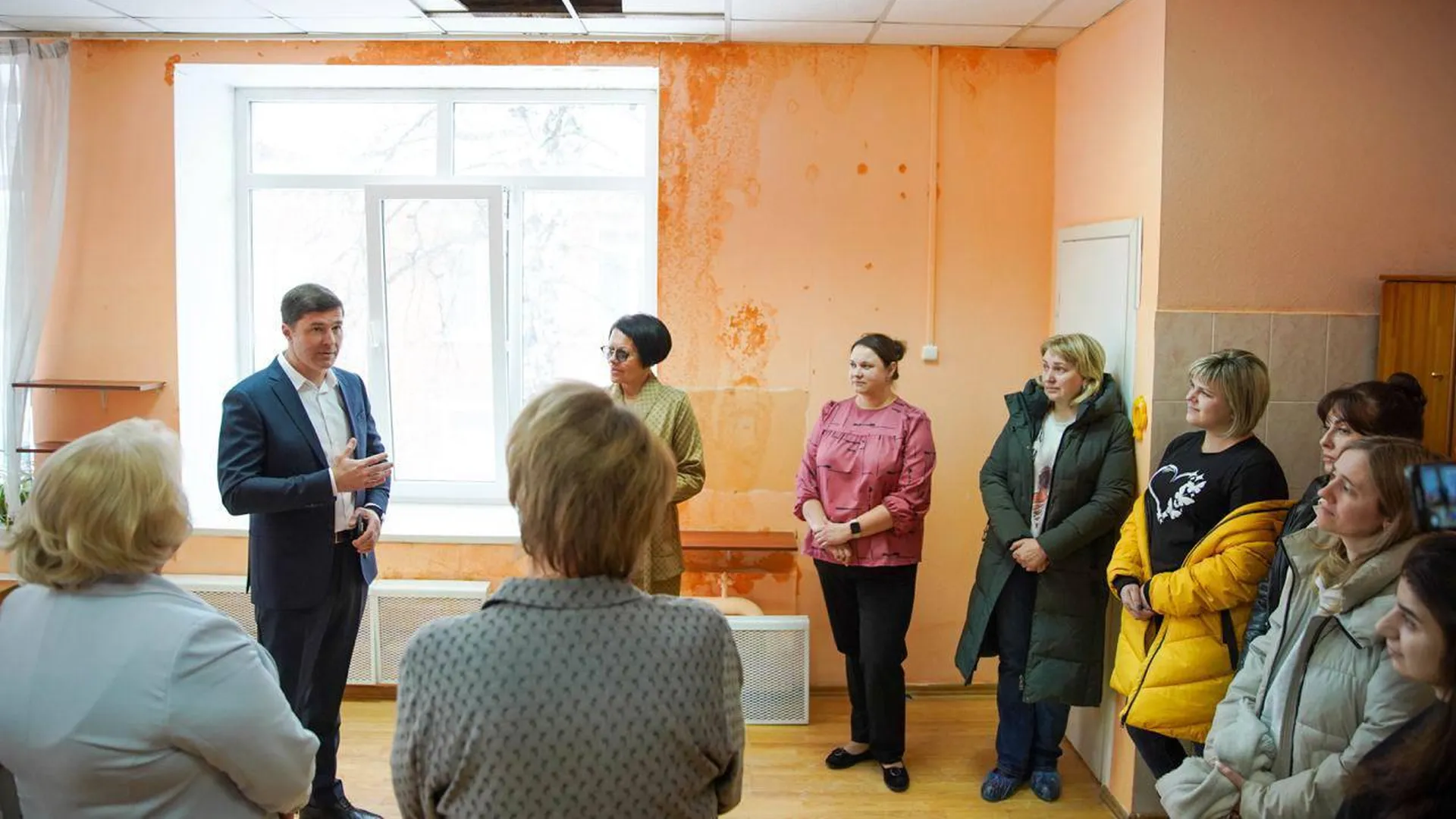 Глава Люберец обсудил с родителями отделения гимназии №24 ремонт крыши и фасада