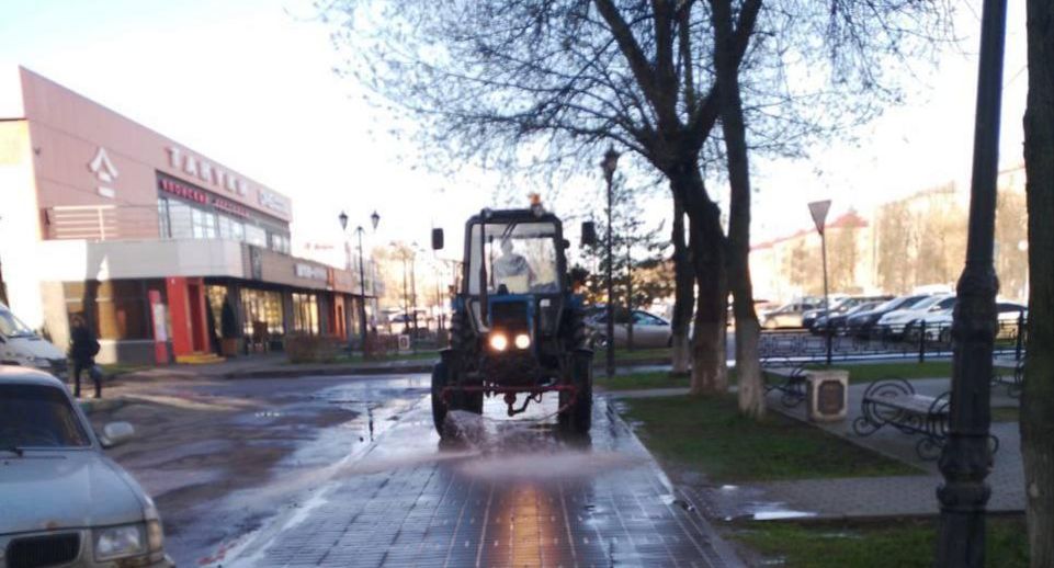 Коммунальщики Подольска приводят в порядок дворы и дороги в округе