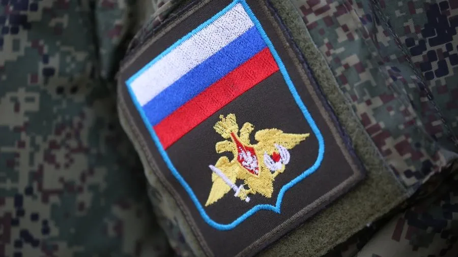 Российский военный с криком «Слава Украине!»* смыл шеврон с триколором в унитаз