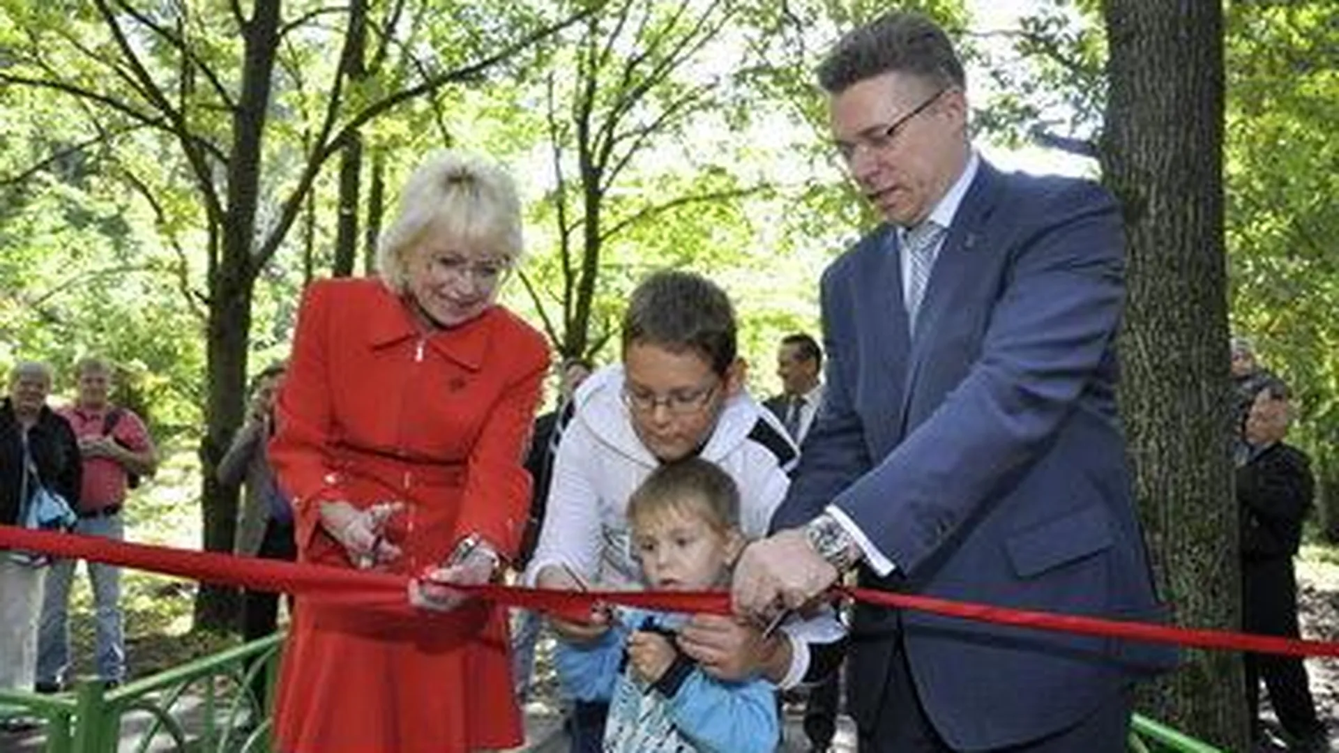 Мэр подмосковных Химок открыл новую детскую площадку в городском парке