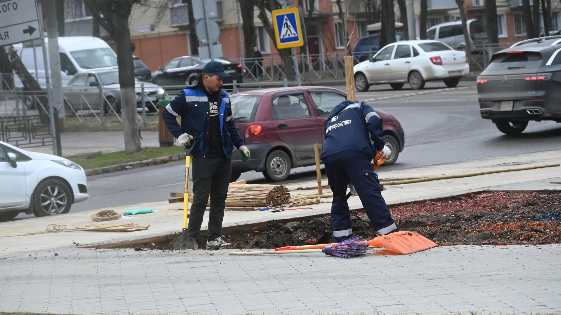 Деревья приводят в порядок после зимы в Ленинском округе