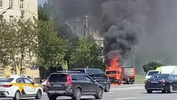 Поливальная машина загорелась в Москве