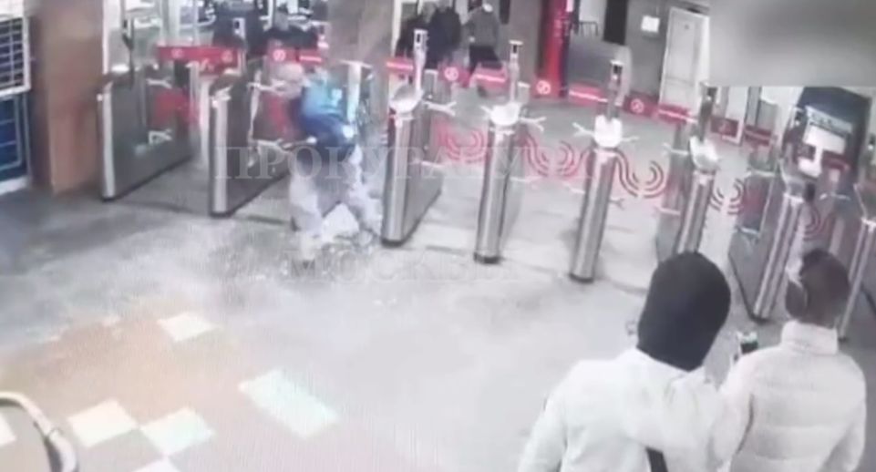 Молодой человек разбил створки турникета на станции метро «Калужская»