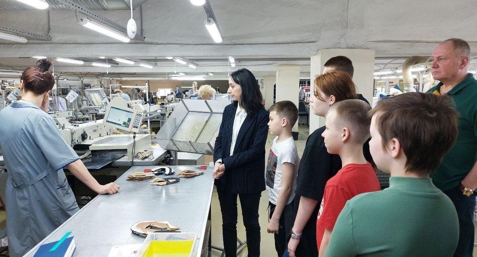 Выпускники семейного центра Егорьевска посетили обувную фабрику «Котофей»