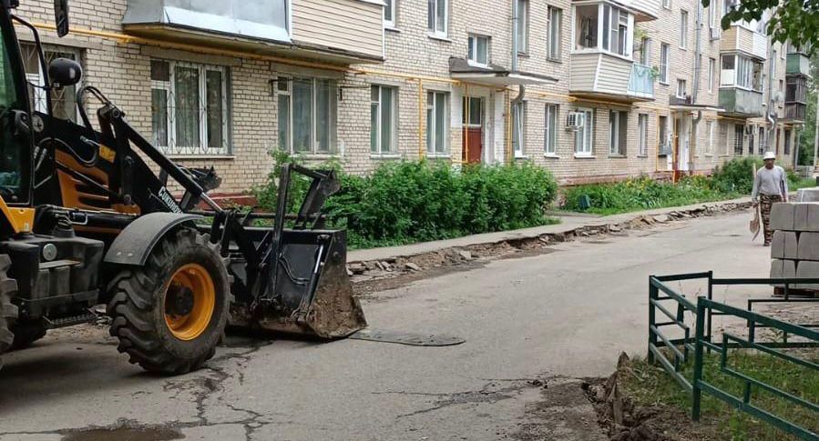Замену асфальта на двух дворовых территориях начали в Ленинском округе
