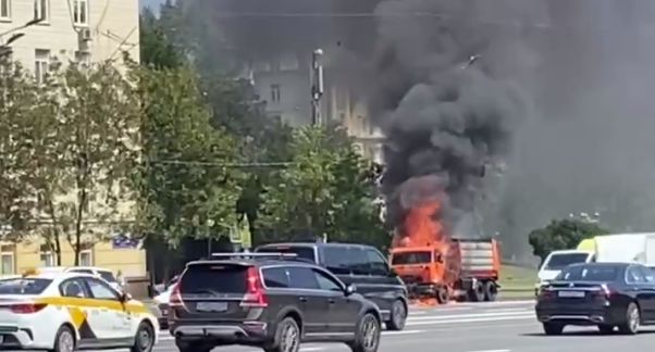 Поливальная машина загорелась в Москве