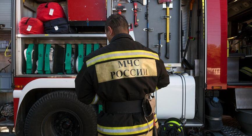 Бездомный случайно сжег автомобиль в Петербурге, пытаясь согреться