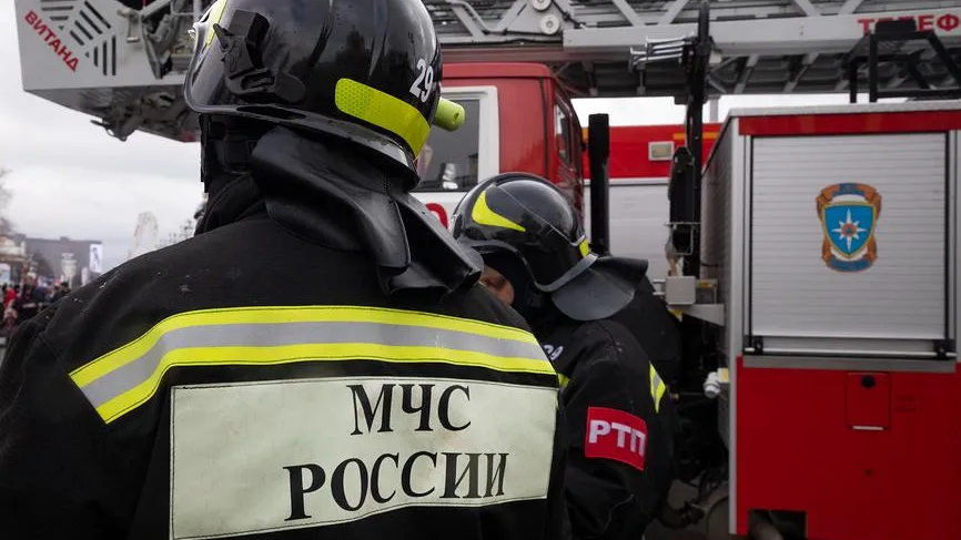 Административное здание загорелось на востоке Москвы