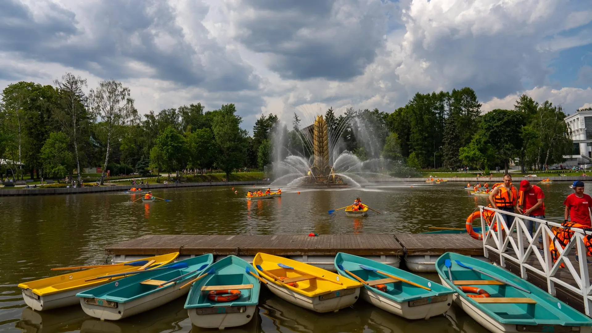 Царицыно и парк Горького: где покататься на лодках и катамаранах в Москве в 2022 году