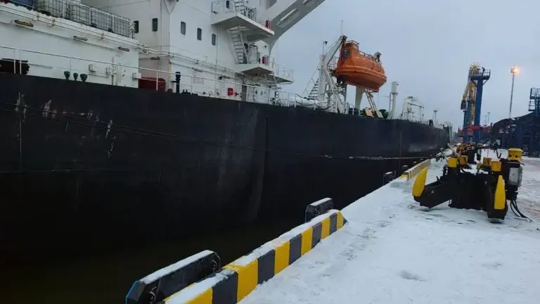 Началось обследование машинного отделения тонущего танкера с мазутом в Ленобласти
