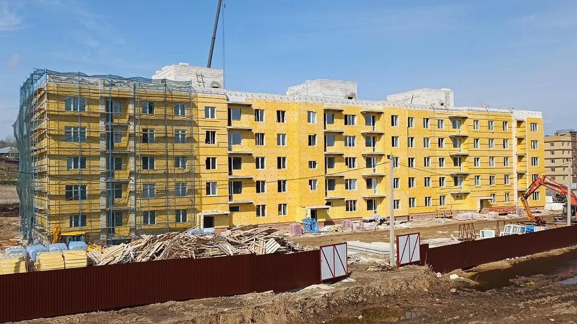 В Яхроме продолжается строительство дома для переселенцев из аварийного жилья