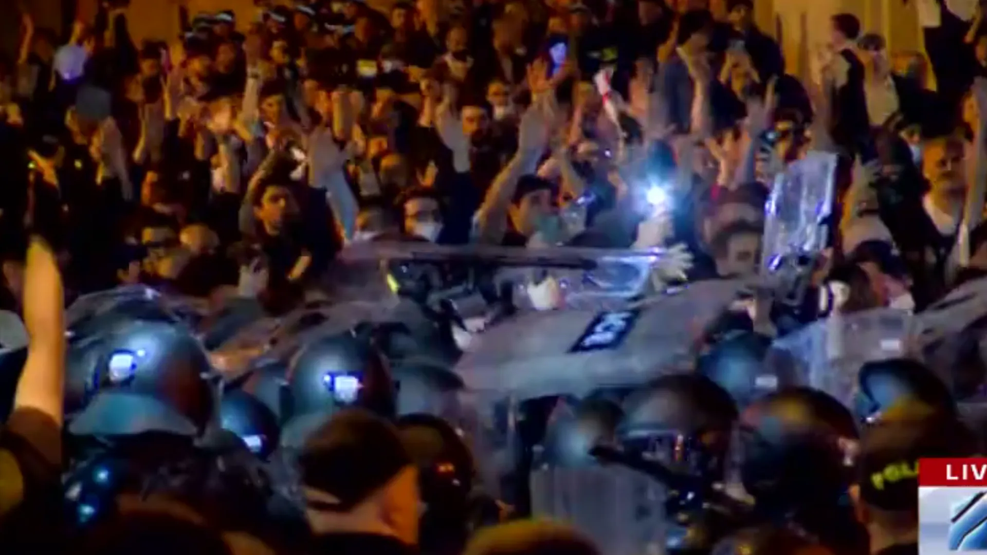 Спецназ начал разгон митинга у парламента в Тбилиси