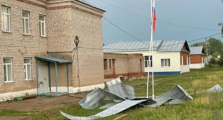 Мощный ураган в Башкирии сорвал крыши колледжа и школы