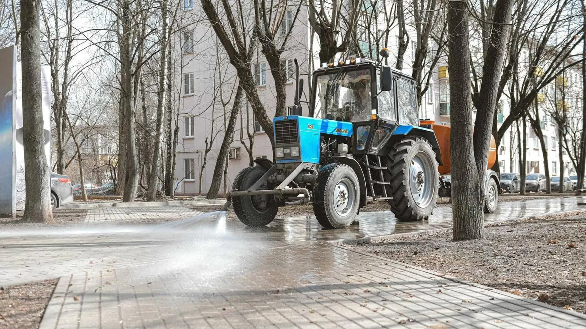 Свыше 9,6 тыс покрытий во дворах и проездах промыли в Подмосковье после зимы