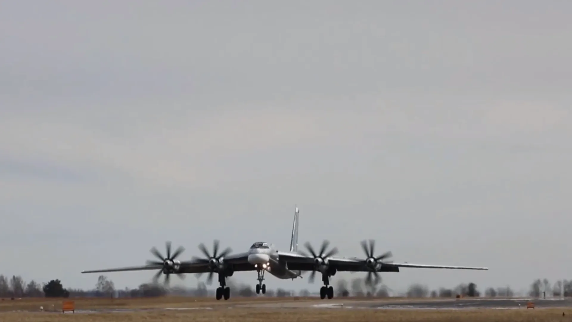 Два ракетоносца Ту-95мс ВКС РФ выполнили плановый полет вблизи побережья Аляски