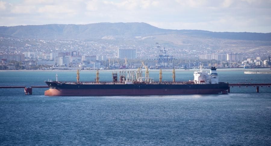 Потерявший управление танкер Eventin отбуксировали к порту в Балтийском море