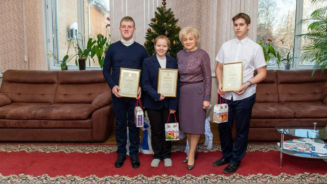 Школьники из Электростали получили дипломы лауреатов стипендии губернатора Подмосковья