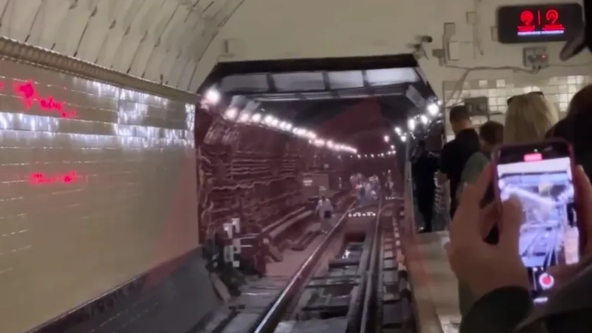 Пассажиры эвакуируются по тоннелям «красной» ветки метро пешком