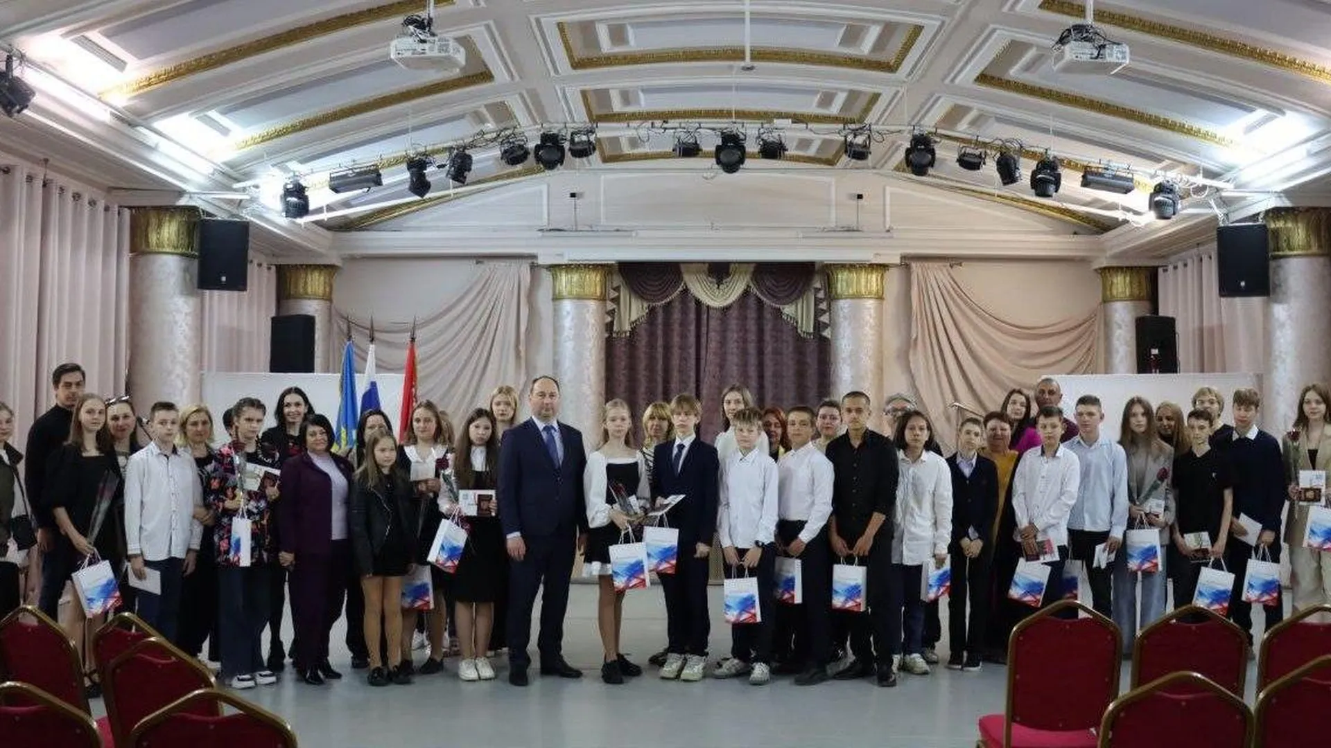 Глава Ступина Мужальских вручил 19 юным жителям округа паспорта гражданина РФ