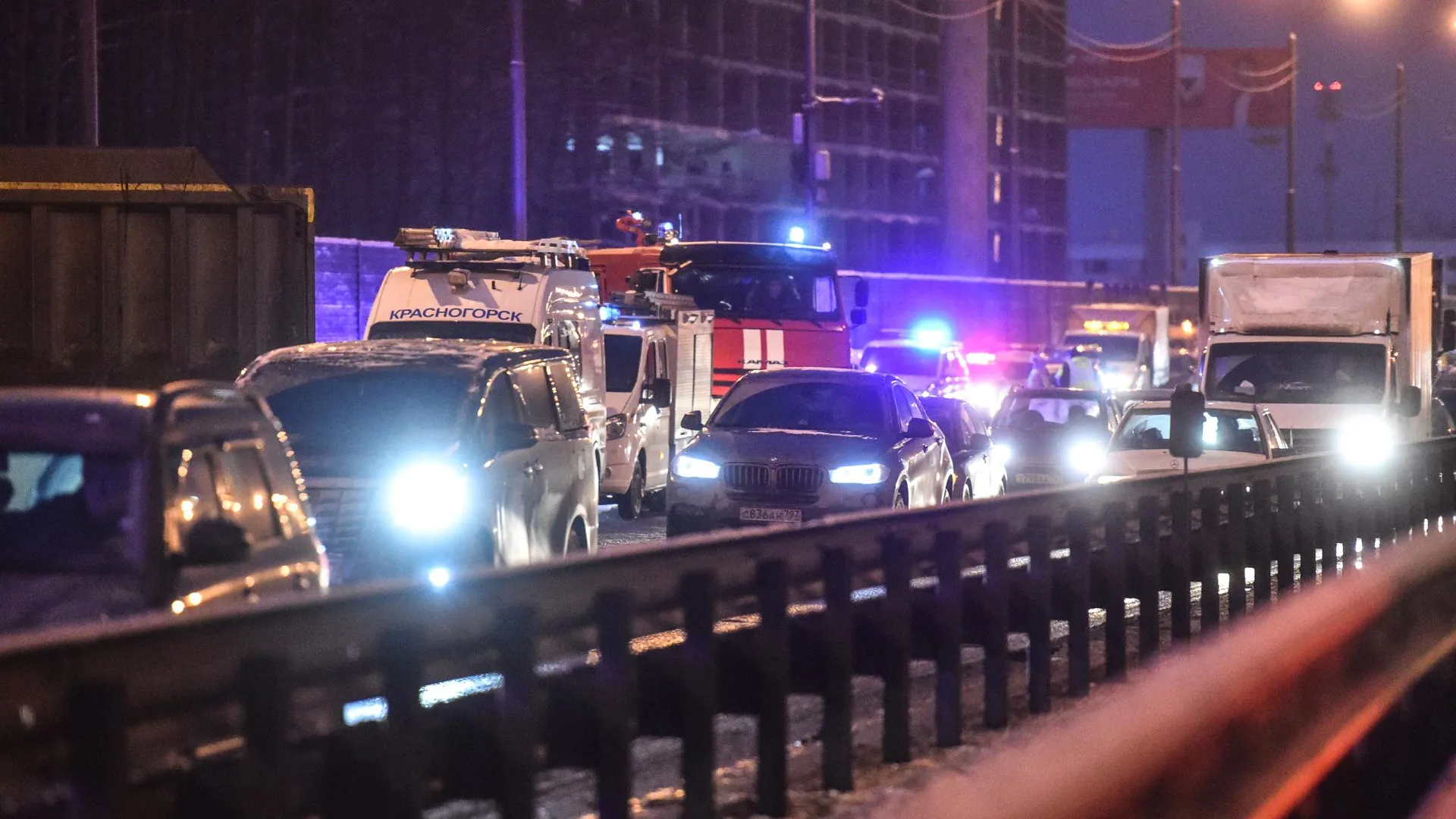 Кадры с места столкновения четырех автобусов и грузовика в Подмосковье
