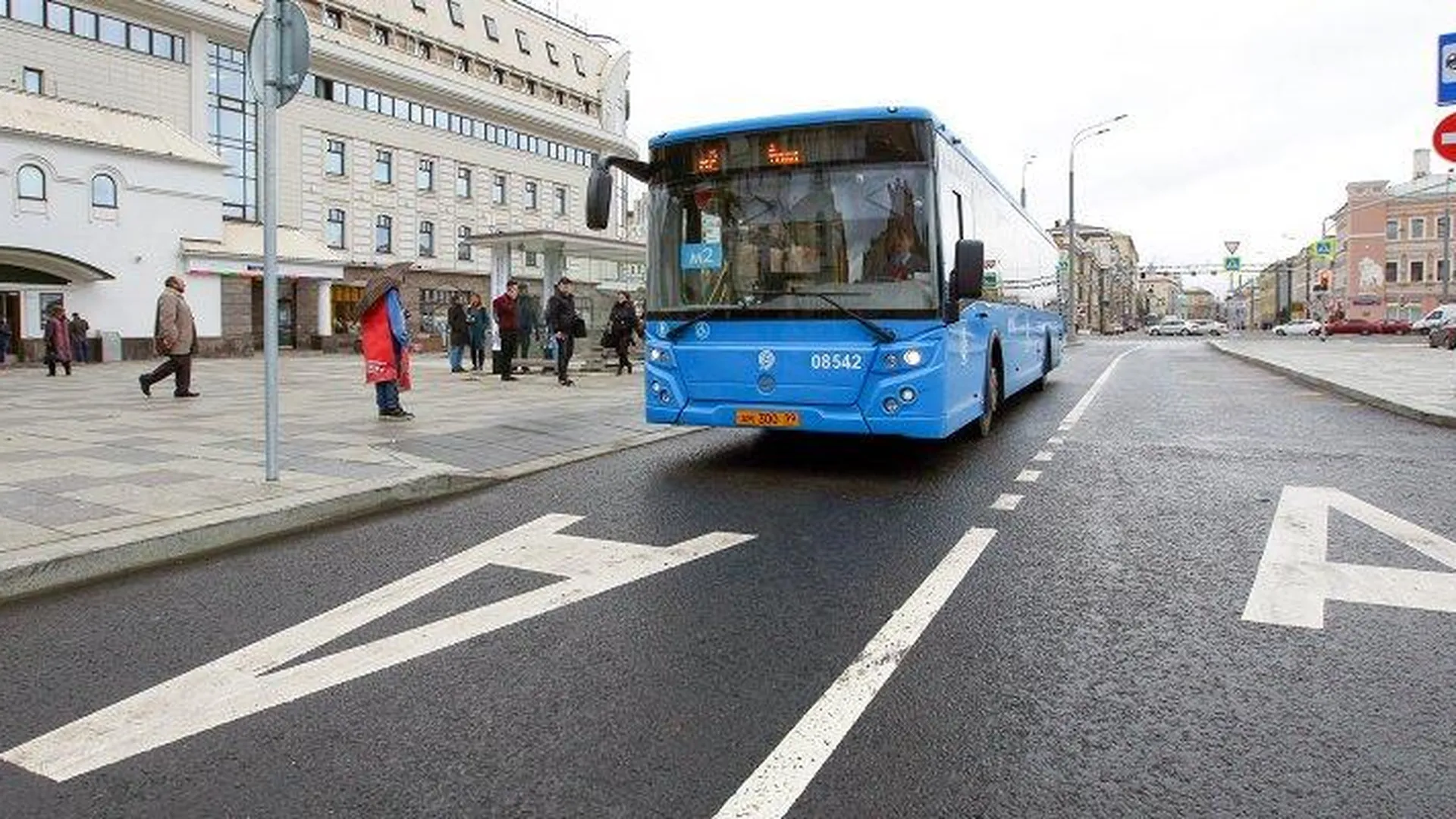Система brt для автобусов. Автобус москва. Выделенная автобусная полоса. А линии автобусы. Автобус мангистау.
