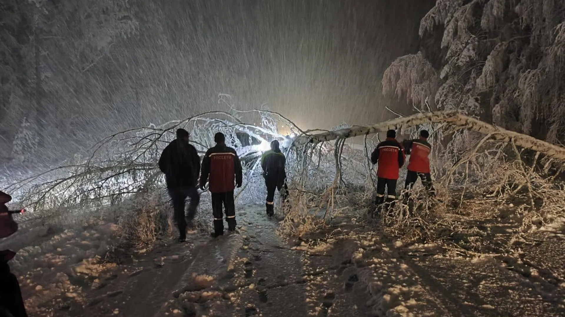 Свердловскую область накрыли сильные снегопады