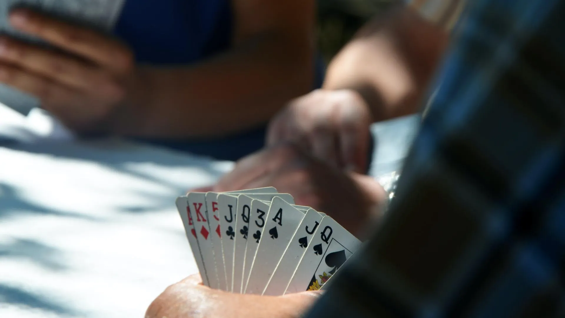 Пятеро россиян задержаны за игру в покер и курение кальяна на вилле Пхукета
