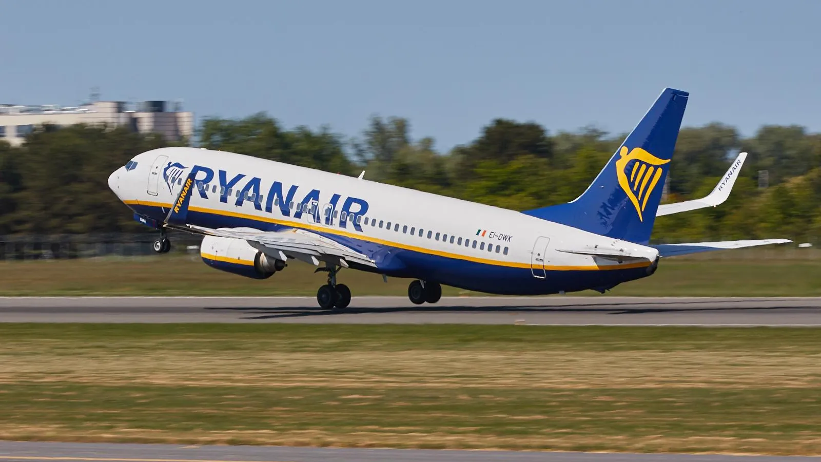 Ирландский лоукостер Ryanair продает билеты за копейки, чтобы удержать клиентов