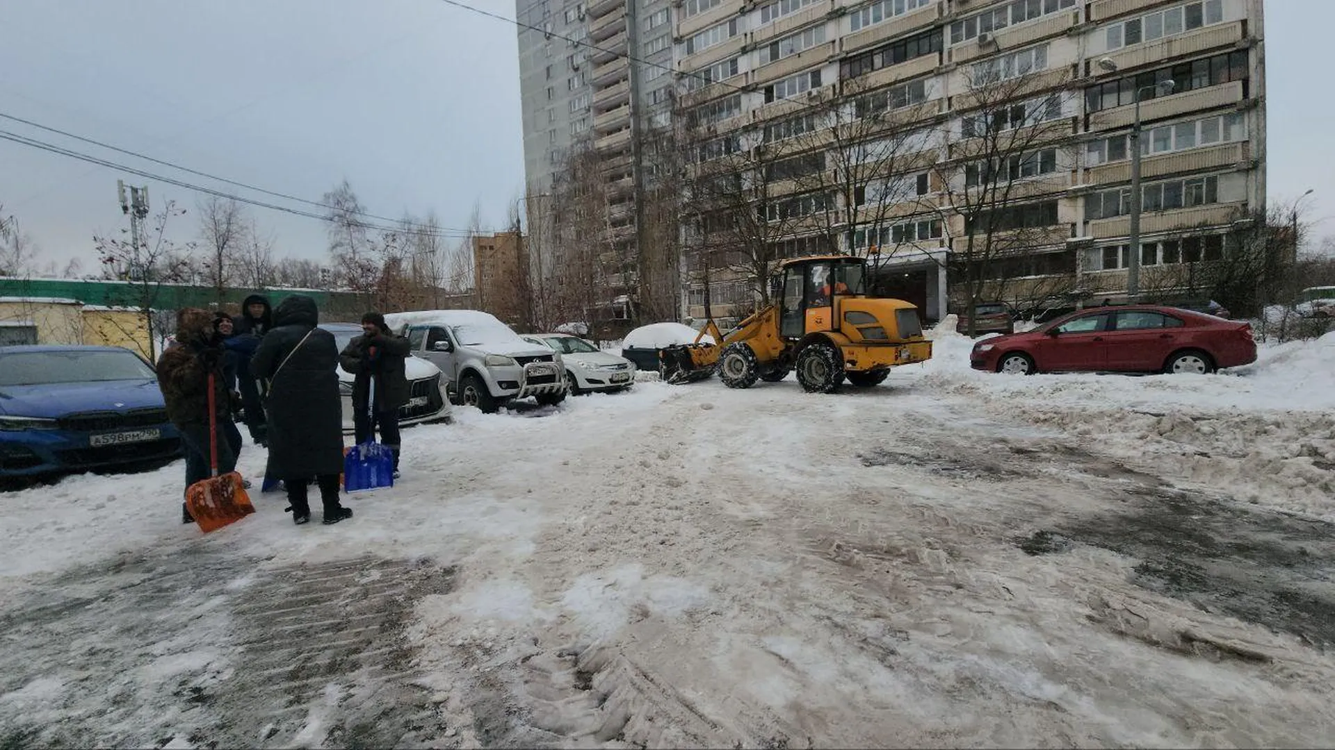 Коммунальщики расчищают от снега пешеходные дорожки, парковки и тротуары в Мытищах