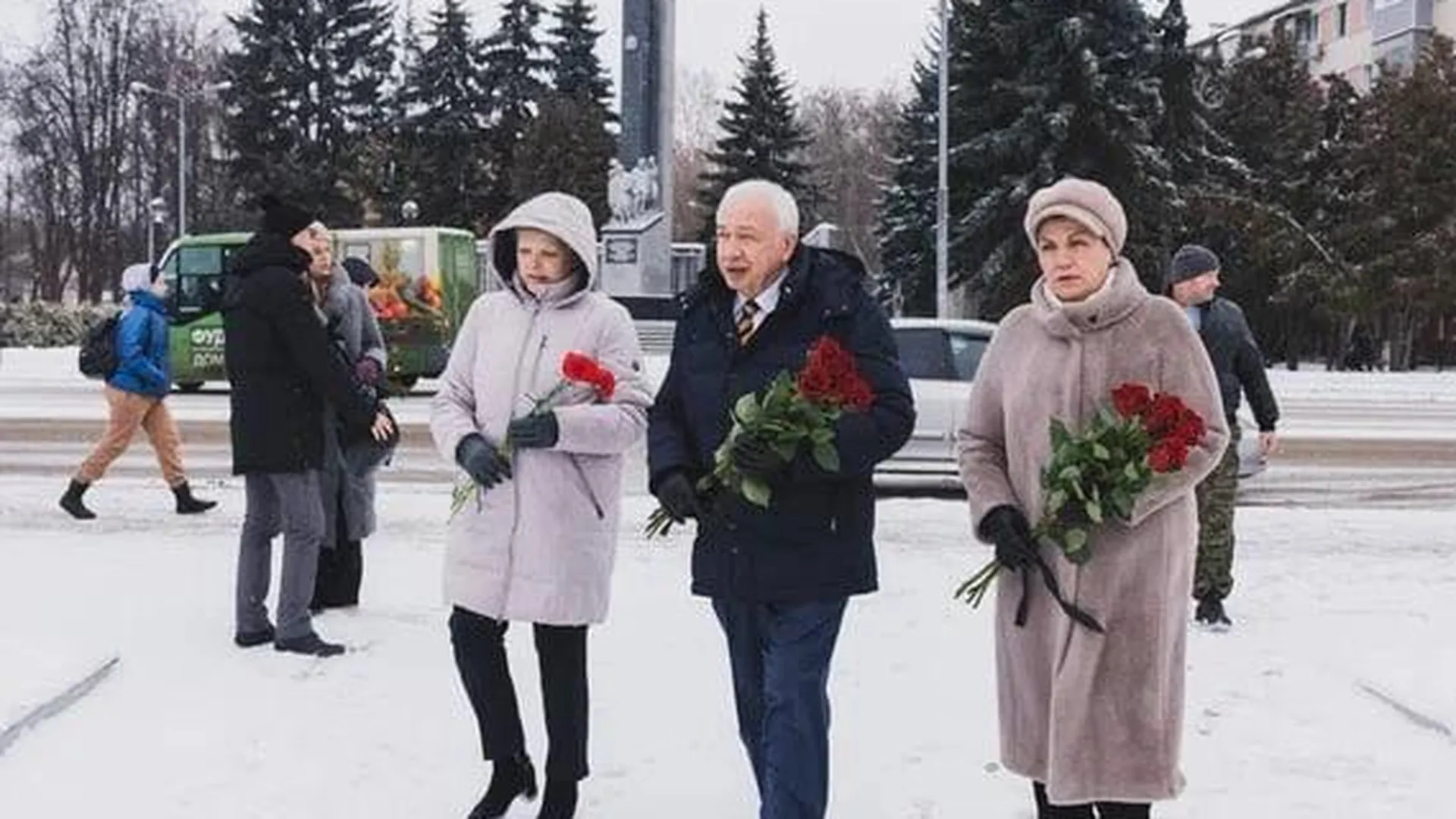 Цветы возложили в Домодедове в честь Дня Героев Отечества