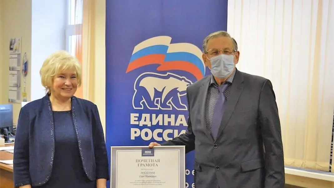 Депутат Мособлдумы Антонова вручила почетную грамоту старейшему члену «Единой России»