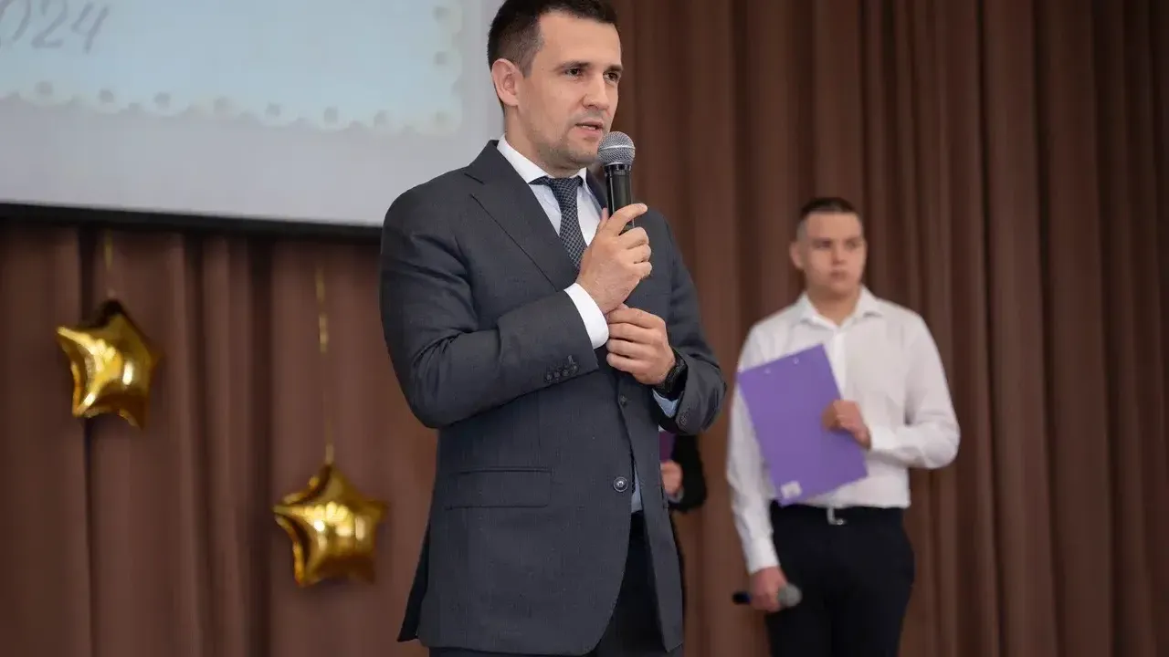Глава Ленинского округа поздравил выпускников с окончанием школы
