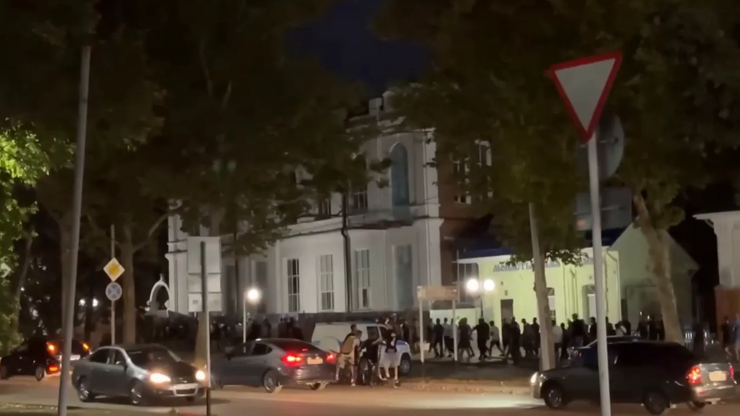 Люди вышли на стихийное шествие после драки местных и приезжих в Кореновске