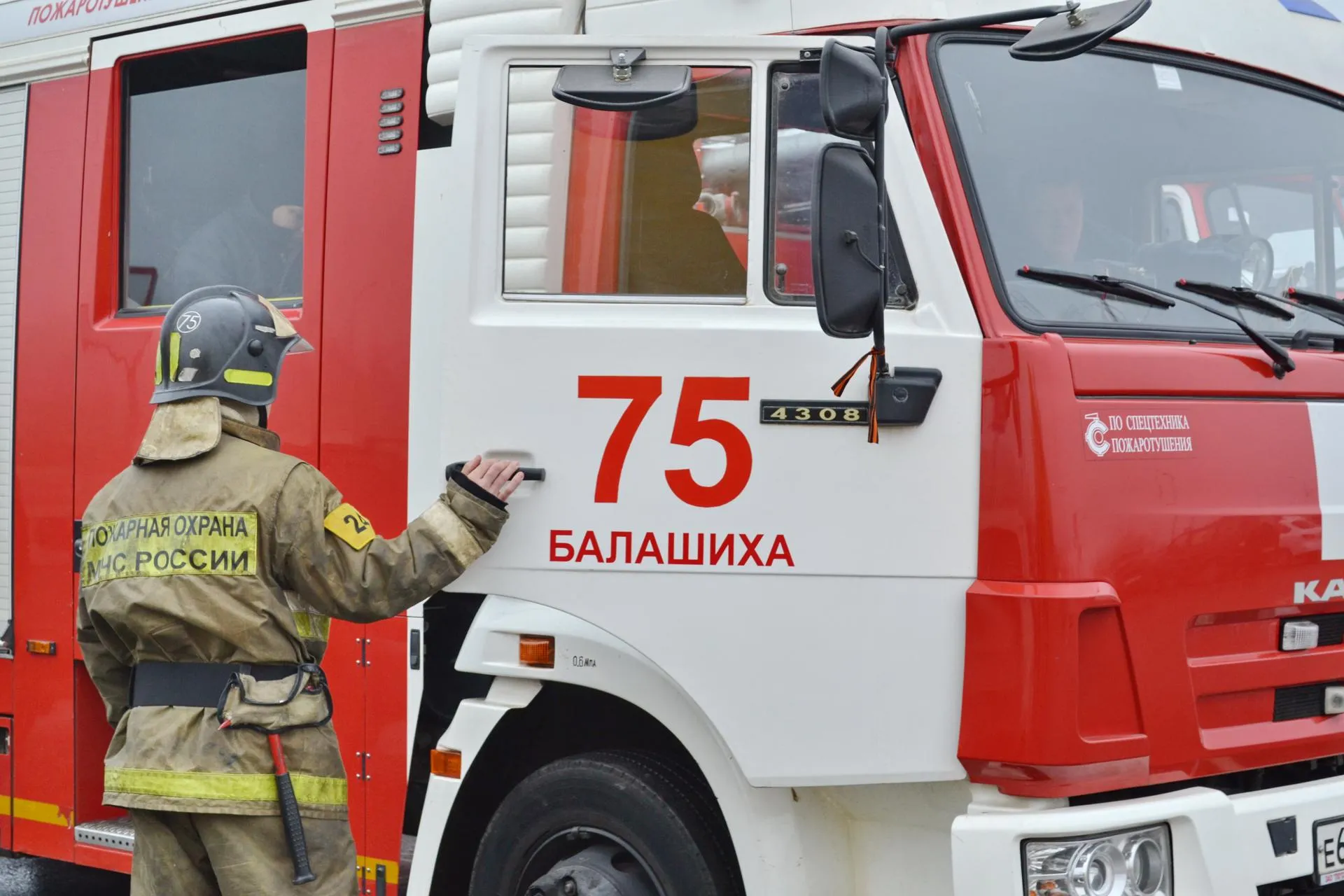 Пожарные потушили горящий автомобиль в Балашихе | РИАМО в Балашихе