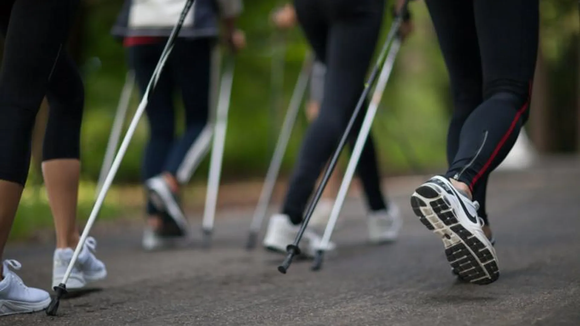 Реабилитация после инсульта. Трость для ходьбы. Шаги на месте. Ходьба без опоры. Ходьба с тростью после инсульта.