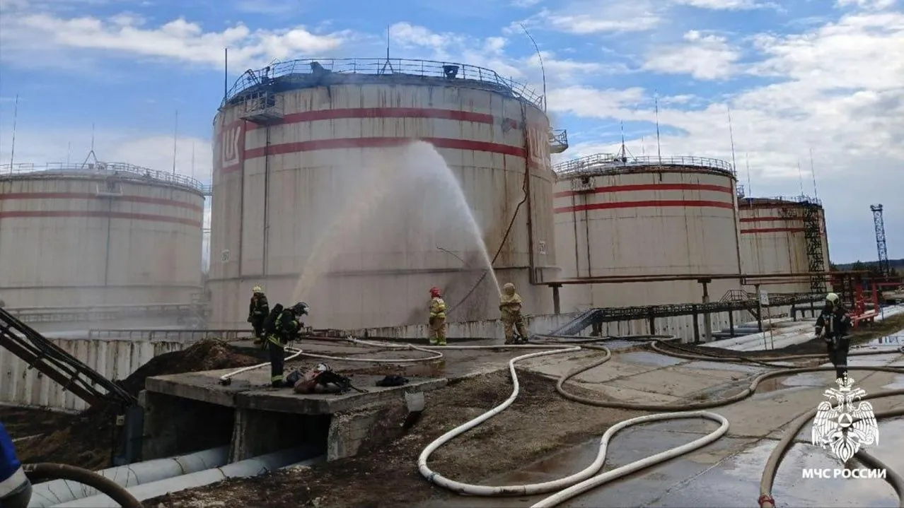 В Ухте на нефтеперерабатывающем заводе при пожаре погибли два человека |  РИАМО