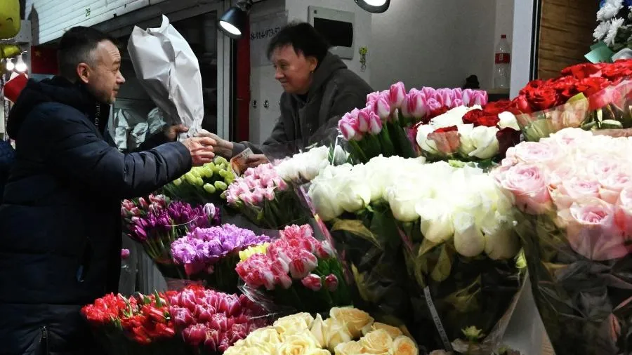 Большие очереди выстроились на Рижский рынок в Москве за цветами к 8 Марта
