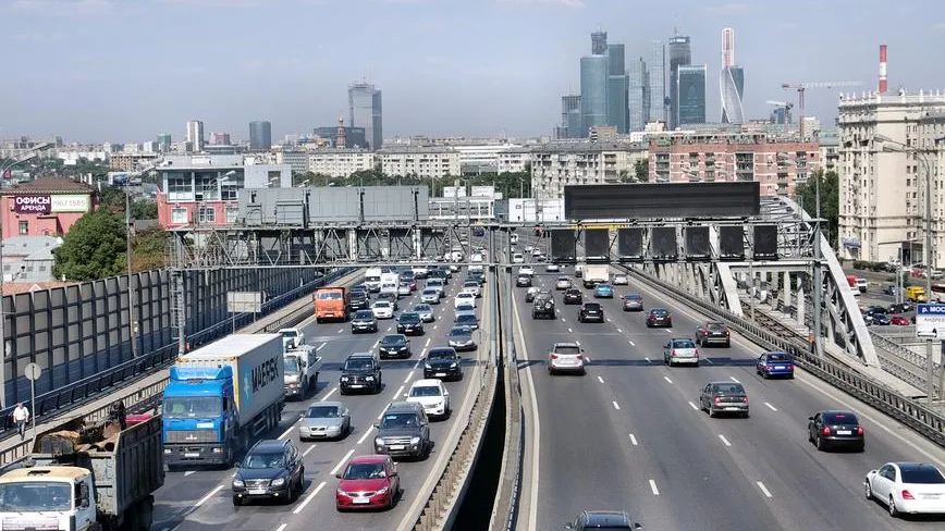 Сломанный грузовик заблокировал съезд на ТТК в Москве